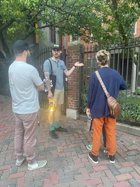 Portland: Ghost Walk - Start with a lantern in Monument Square