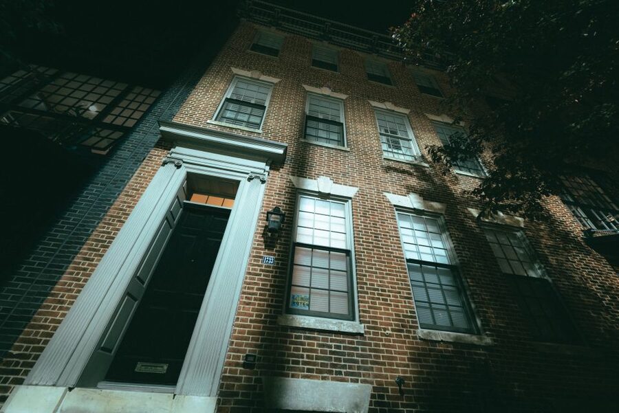 Portland: Ghosts Boos and Booze Haunted Pub Crawl - The guide can make or break the evening
