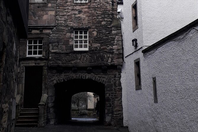 Private Dark History Tour: Eerie Edinburgh - The Royal Mile as an old health hazard
