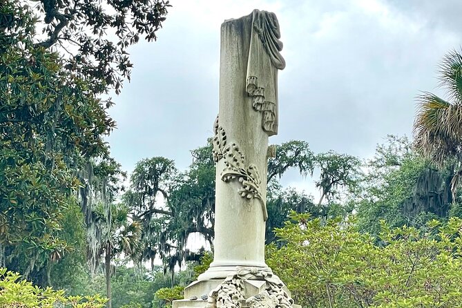 Real Savannah: History, Ghost, and True Crime Tour - Squares, houses, and stories with a darker side