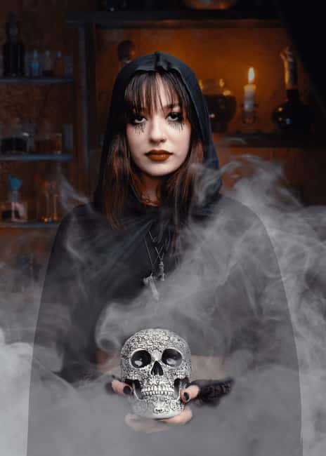 Salem Ghost Tours: Witches & Wicked Whispers - Meeting your lantern-carrying guide on Essex Street