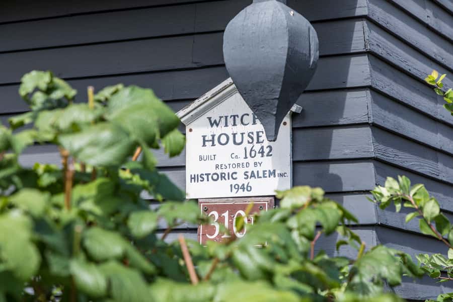 Salem: Ghosts of Salem Walking Tour - Salem’s ghosts begin in the middle of downtown