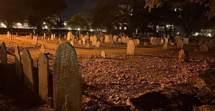 Salem: Specters and Apparitions Ghost Hunting Tour - Ghost hunting instead of a costumed scare show
