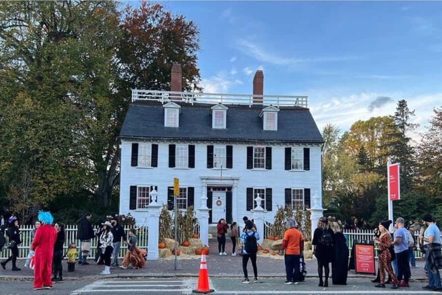 Salem: Witch Trial History and Salem Haunts Walking Tour - Hocus Pocus locations bring Salem into pop culture