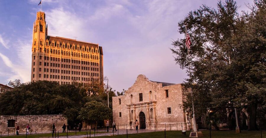 San Antonio: Guided Haunted Pub Crawl - Meeting at the Hipolito Federal Building