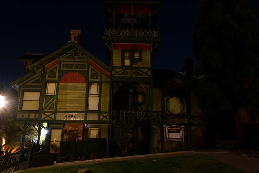San Diego: Gaslamp Quarter Ghosts and Crime Walking Tour - What the $27 price really covers