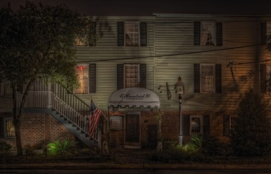 Savannah: Haunted Pub Crawl - What happens at the pub stops