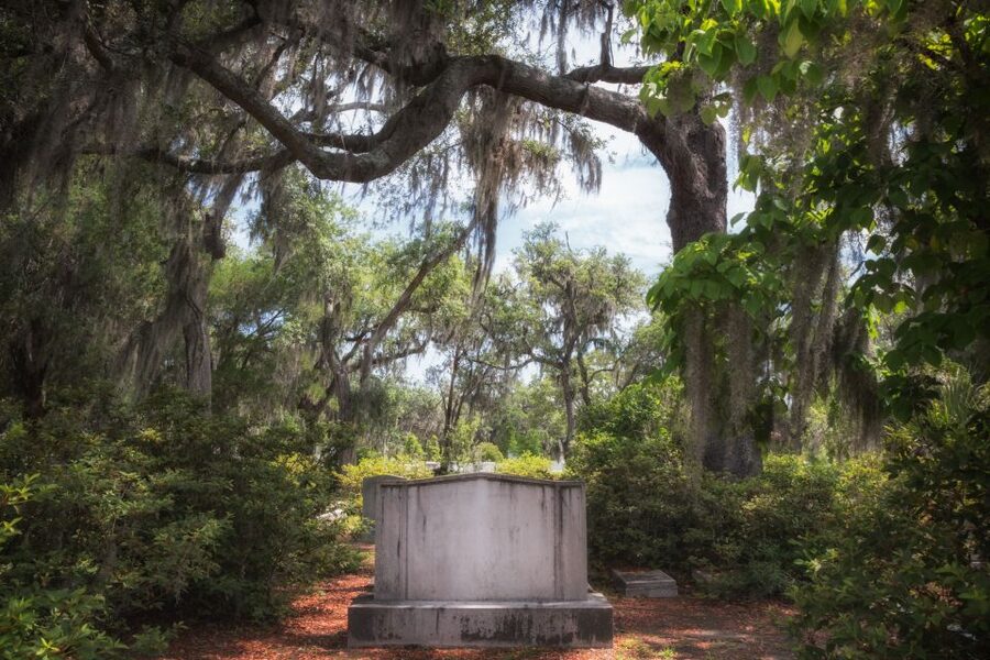 Self Guided Audio Ghost Tour in Savannah in 6 Languages - Walking from one haunted location to the next