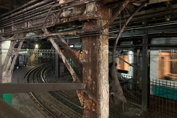 Self-Guided Smartphone Ghost Walking Tour Boston App EMF Reader - Underground stories about the Red Coats
