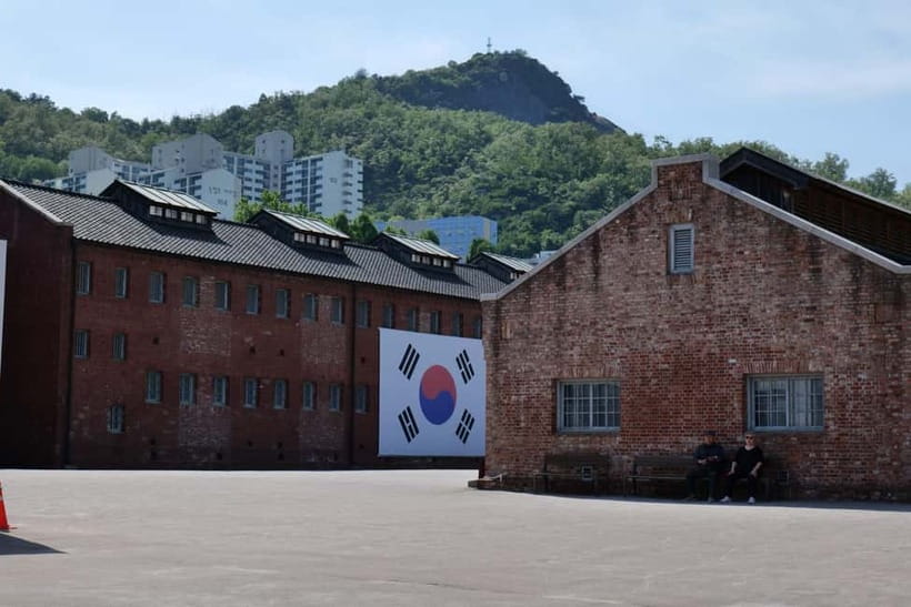 Seoul: Korea Dark History Tour at Seodaemun Prison - Starting at Dongnimmun Gate