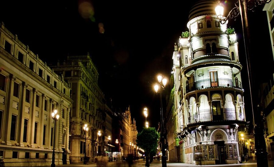 Seville: Paranormal Walking Tour in Spanish - Walking Seville’s oldest streets
