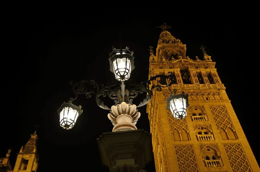 Seville: Paranormal Walking Tour in Spanish - What the audiovisual material adds
