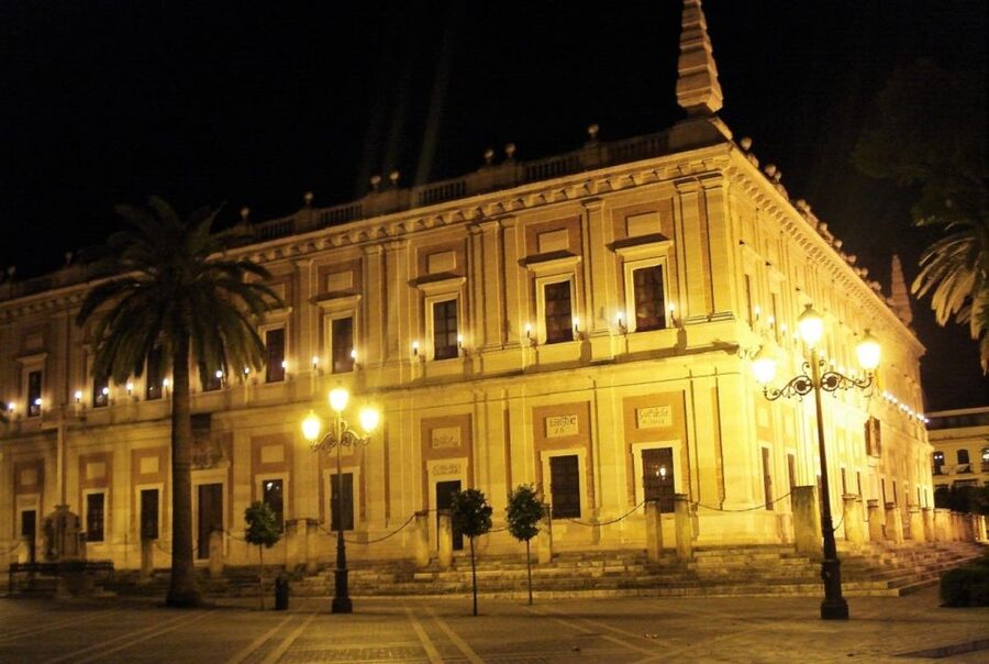 Seville: Paranormal Walking Tour in Spanish - A two-hour format that keeps the evening manageable