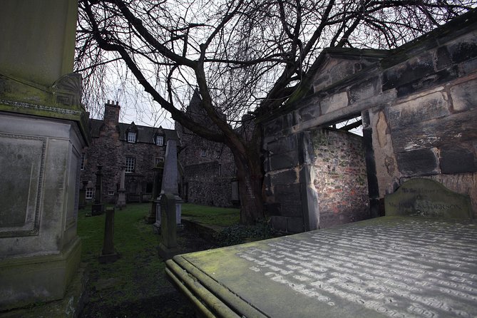Small Group Edinburgh Underground Vaults & Graveyard Ghost Tour - Who should book this experience
