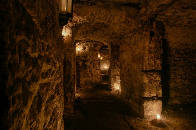 Small Group Ghost Tour incl. Underground Vaults & free drink in Megget's Cellar - Meeting the storyteller at Mercat Cross