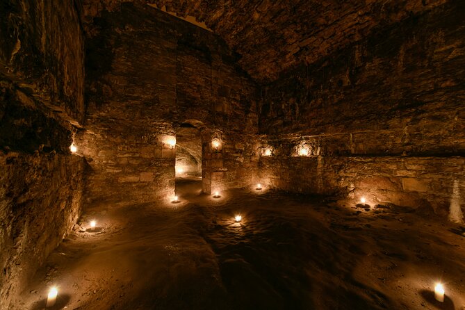 Small Group Ghost Tour incl. Underground Vaults & free drink in Megget's Cellar - Walking the closes and wynds of Old Town