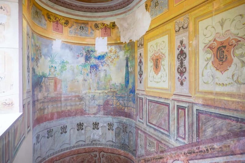 Sololaki - Urban Legends Walk of Bourgeoisie & Haunted Flats - Handpainted Hallways Behind Closed Doors