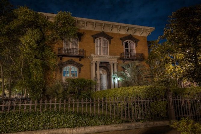 The Grave Tales Ghost Tour in Savannah - How guide style shapes the evening