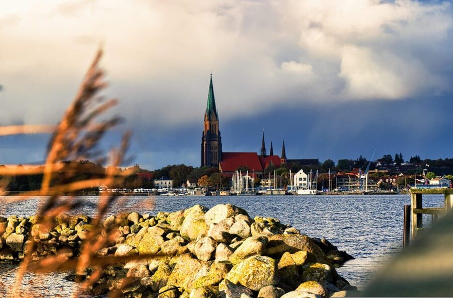 The shadows of history - "Schleswig's dark secrets - Starting at the Rathausmarkt fountain
