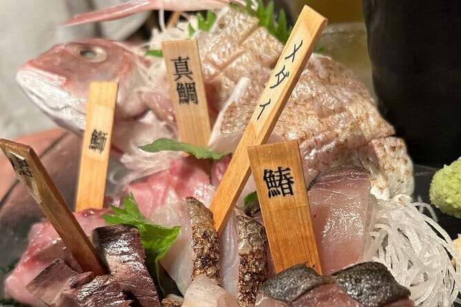 Tokyo Shinjuku Food & Backstreet Culture Tour: 15 Dishes+3 Drinks - The giant 3D cat gives you a quick Tokyo welcome