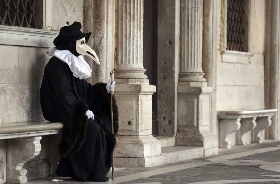 Venice: Ghost Tour to Rialto and San Marco Square - From bright landmarks to quieter corners
