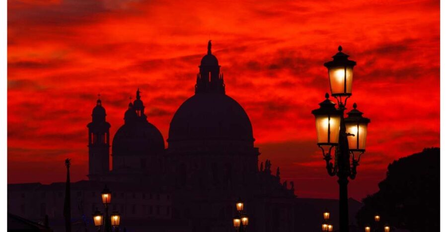 Venice: Mysterious Tales of Ghosts and Murders - The first quiet corners and local clues