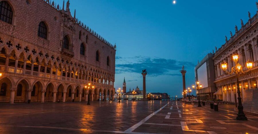 Venice: Private After Dark Tour and Gondola Ride - Key points to know before booking