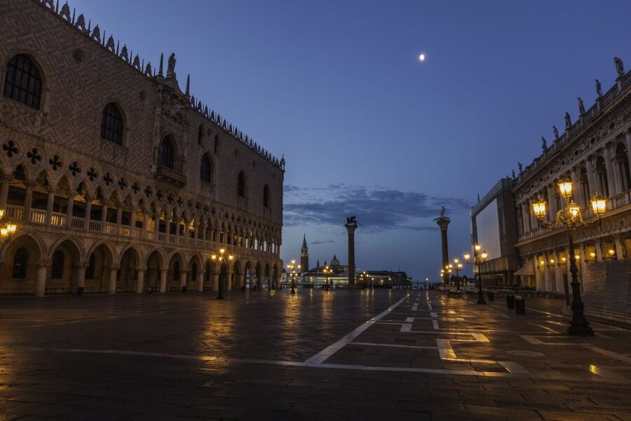 Venice: Private After Dark Tour and Gondola Ride - Starting beside San Giacometto di Rialto