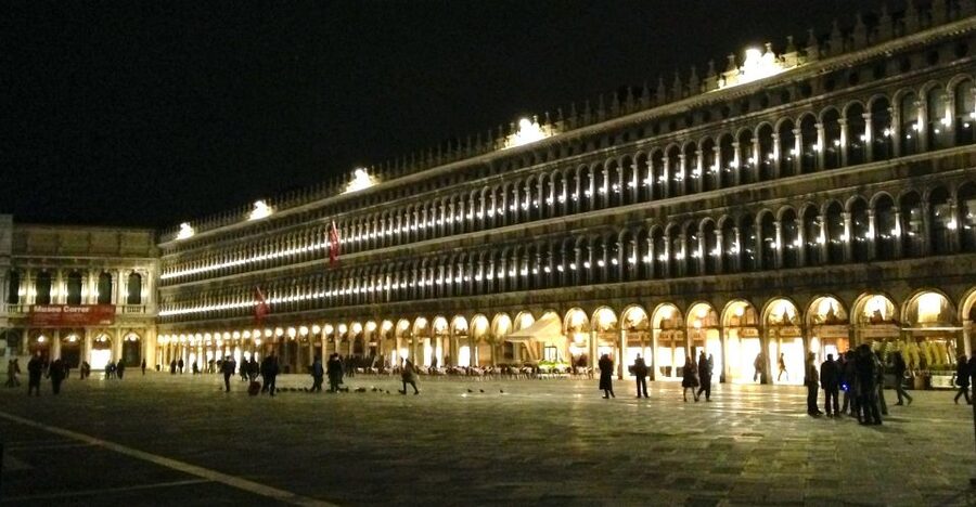 Venice: Private After Dark Tour and Gondola Ride - The 30-minute gondola ride through quiet canals