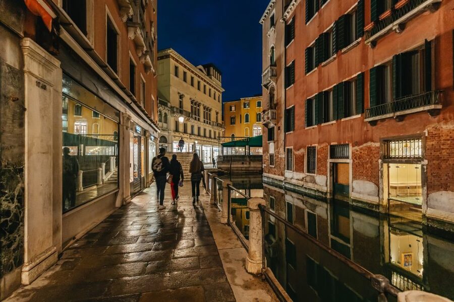Venice: The Ghost & Legends Walking Tour - Guide quality and group experience