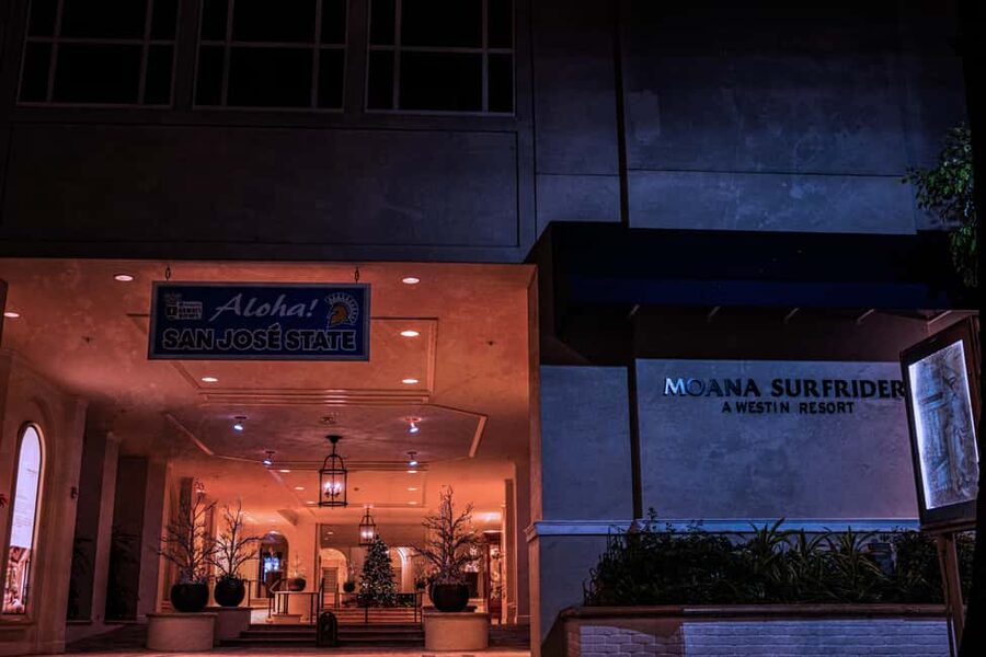 Waikiki Ghosts Boos and Booze Haunted Pub Crawl - Royal Hawaiian Center and ESPACIO