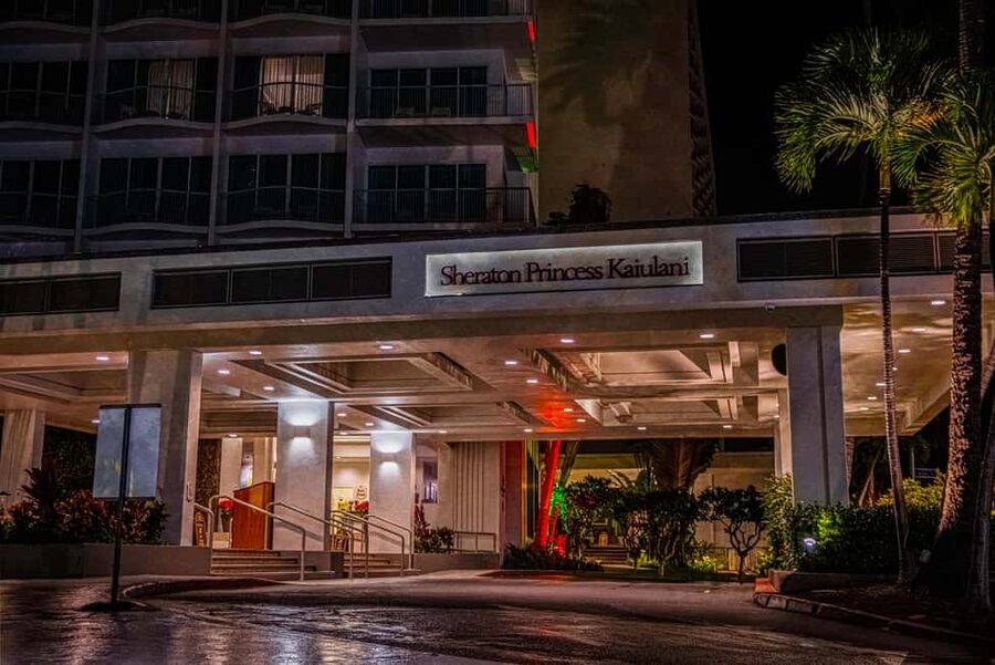 Waikiki Ghosts Boos and Booze Haunted Pub Crawl - The Beach Bar and Surf Bar Waikiki