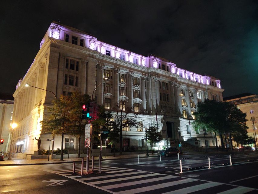 Washington DC: Ghosts Boos and Booze Haunted Pub Crawl - The guides shape the whole evening