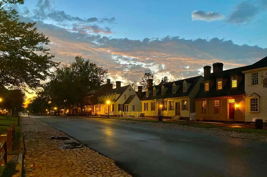 Williamsburg: Haunted Ghosts, Witches, and Pirates Tour - What the guides add to the experience